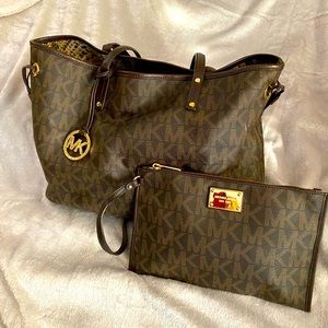 Michael kors shoulder bag with wristlet